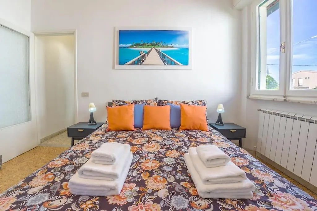Giramondo - Pisa Train Station & Airport - Free Parking & Wifi 0*,  Italy