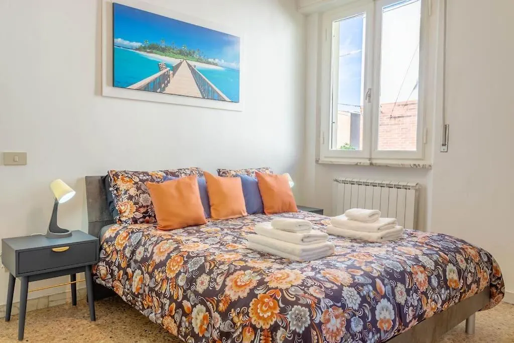 Giramondo - Pisa Train Station & Airport - Free Parking & Wifi